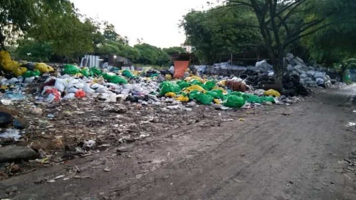 IMG-20220620-WA0029 FOTO: Potret timbunan sampah yang terkesan dibiarkan menumpuk area sekitar rumah warga di Jl. AMD wilayah Borong. Minggu, Jambu (20/6).