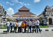 Pulang Ke Makassar, Ribuan Alumni SMANSa Tinggalkan Bali FOTO: Peserta Temu Nasional III IKA SMA Negeri 1 (SMANSa) Makassar saat persiapan balik ke Makassar menggunakan kapal roro