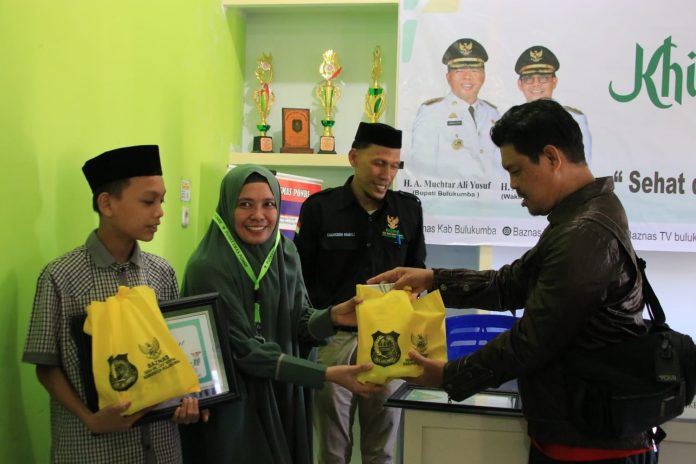 FOTO: Wakil Bupati Bulukumba Andi Edy Manaf hadiri kegiatan khitanan massal yang dilaksanakan oleh Badan Amil Zakat Nasional (BAZNAS). Kerjasama dengan Puskesmas Ponre, Minggu 19 Juni 2022.