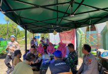 Kapolres Beserta Jajaran Lakukan Bakti Sosial Warga Terdampak Angin Puting Beliung di Maros FOTO: Kapolres Maros AKBP H. Facthur Rachman, S.H, M.H beserta jajarannya didampingi pengurus Bhayangkari Polres Maros saat menyerahkan bantuan kepada warga terdampak. Senin, (20/6)