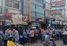 Kasus Titan Group Mirip Bank Century, Aktivis’98: Mandiri Kebobolan Rp6 Triliun FOTO: Aksi ratusan karyawan PT Titan Group berunjuk rasa akibat pemblokiran rekening. (RMOLSumsel)