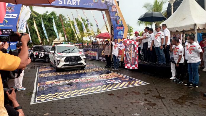 FOTO: Kapolda Sulsel, Irjen Pol Nana Sujana bersama dengan ketua Harian IMI Sulsel, Syaharuddin Alrif dan Ketua Panitia penyelenggara, Burhan Arsad saat melepas peserta lomba Kejurnas Benteng Kupa Rally Wisata & Fun. Jumat, (24/6)