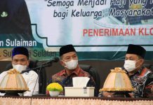 Serahkan Jemaah Calon Haji Bulukumba, Andi Utta Minta Fokus Ibadah dan Jaga Kesehatan FOTO: Bupati Bulukumba Andi Muchtar Ali Yusuf menyerahkan 186 Jamaah Calon Haji (JCH) asal Kabupaten Bulukumba kepada Panitia Penyelenggara Ibadah Haji (PPIH) Embarkasi Makassar, di Aula Arafah Asrama Haji Sudiang Kota Makassar, Jumat 24 Juni 2022 siang.