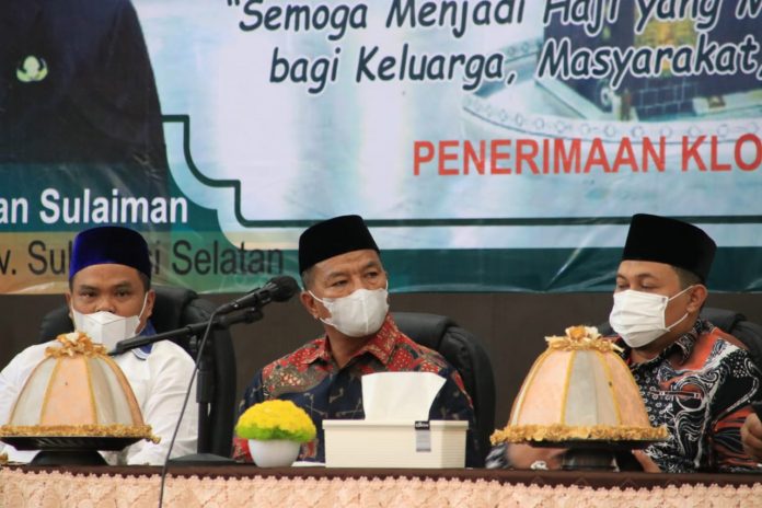 FOTO: Bupati Bulukumba Andi Muchtar Ali Yusuf menyerahkan 186 Jamaah Calon Haji (JCH) asal Kabupaten Bulukumba kepada Panitia Penyelenggara Ibadah Haji (PPIH) Embarkasi Makassar, di Aula Arafah Asrama Haji Sudiang Kota Makassar, Jumat 24 Juni 2022 siang.