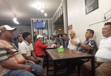 Ngopi Bareng Ormas, Pangdam Banjir Dukungan Maju Sebagai Cagub Sulsel FOTO: Paling Kanan Syarifuddin Dg Punna, Panglima Kodam XIV/HSN, Mayor Jenderal TNI Andi Muhammad Bau Sawa Mappanyukki, Ketua LMP Sulsel, Muhammad Taufiq, (Kiri) Ketua Kiwal Garuda Hitam Kota Makassar, Anwar Sewang, Drs Sadikin, Ketua GMBI Sulsel, Ketua Ikatan Pedagang Pasar Indonesia (IKAPPI) Sulawesi Selatan, Adnan Arsyad, S.Sos. Sabtu, (25/6) malam.