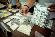 Dua Orang Anak Alami Gangguan Kejiwaan Akibat Bebasnya Penjualan Obat Golongan G di Makassar FOTO: Petugas menunjukkan barang bukti dalam rilis kasus tindak pidana bidang kesehatan dan atau perlindungan konsumen terhadap pelaku usaha yang mengedarkan obat-obatan tanpa izin edar, di Polda Metro Jaya, Jakarta. (Foto: ANTARA/Aprillio Akbar)