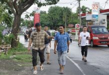 Andi Utta Minta Saluran Air Depan SPBU Kirasa Diperbaiki FOTO: Bupati Bulukumba Andi Muchtar Ali Yusuf singgah meninjau air yang meluap di badan jalan depan Stasiun Pengisian Bahan Bakar Umum (SPBU) Kirasa Desa Palambarae Kecamatan Gantarang, Minggu, 26 Juni 2022 sore.