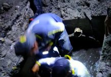 Tembus Dini Hari, Kadis PUTR Bulukumba: Luapan Air di SPBU Kirasa dapat Diatasi FOTO: Tim Pengendali Banjir Pemkab Bulukumba saat membuka baju kontrol yang didalamnya terdapat sampah plastik dan Sedimen. Senin, (27/6)