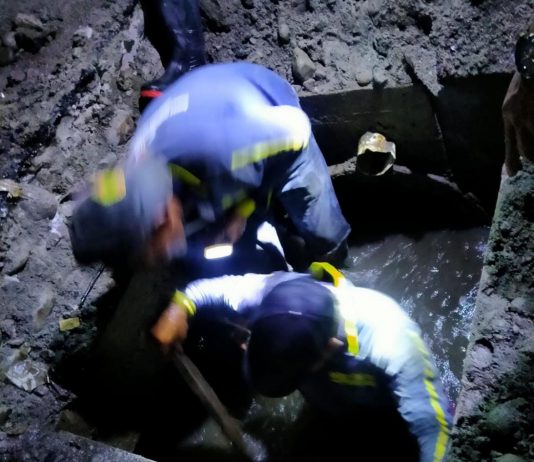 Tembus Dini Hari, Kadis PUTR Bulukumba: Luapan Air di SPBU Kirasa dapat Diatasi FOTO: Tim Pengendali Banjir Pemkab Bulukumba saat membuka baju kontrol yang didalamnya terdapat sampah plastik dan Sedimen. Senin, (27/6)