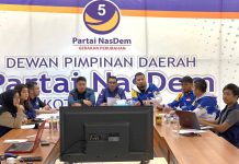 Partai NasDem Makassar Buka Pendaftaran Bacaleg Bagi Masyarakat Umum FOTO: Ketua Badan Pemenangan Pemilu (Bappilu), Mario David, saat memimpin rapat penjaringan Bakal Calon Legislatif, di Kantor DPD NasDem Makassar, Jl AP Pettarani, Senin (27/6/2022).