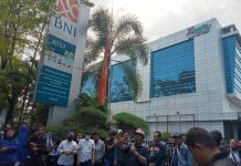Aksi Ribuan Massa, Kanwil BNI 46 Makassar Nyaris Lumpuh, Tuntut Kembalikan Uang Nasabah Rp45 Milyar FOTO: Aksi Unjuk Rasa di kantor Wilayah BNI 46 di Jalan Jenderal Sudirman. Senin, (27/6)