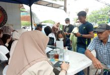Bapenda dan Dirlantas Polda Sulsel Jaring Ratusan Kendaraan, Pemeriksaan Pajak, Chaydir: ini Demi Pembangunan Berkelanjutan FOTO: Warga terjaring operasi taat pajak kendaraan saat membayar pajak kendaraan miliknya di Kedai Samsat Jl. Bolevar Panakukang Makassar. Senin, (27/6)