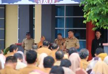 Tidak Cukup 50 Persen, Dua Barisan OPD Tampil di Depan FOTO: Bupati Bulukumba Muchtar Ali Yusuf mengecek tingkat kehadiran ASN pada Apel Gabungan OPD di halaman Kantor Bupati Bulukumba, Senin, 27 Juni 2022.