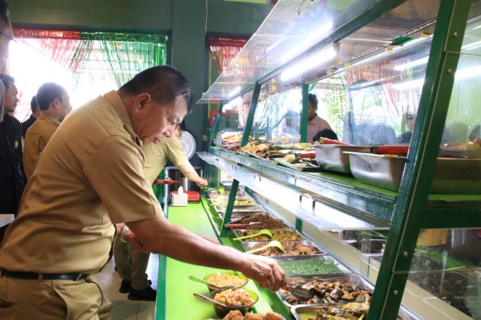 FOTO: Bupati Bulukumba Muchtar Ali Yusuf saat mencicipi salah menu yang ada di Café Dapso Bulukumba