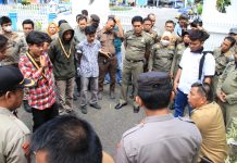 Terima Demo di Halaman Kantor, Andi Utta: Berikan Kesempatan Inspektorat Bekerja FOTO: Bupati Muchtar Ali Yusuf saat menerima Aliansi Masyarakat Bersatu (Asatu) Bulukumba di halaman kantor bupati Bulukumba. Senin, (27/6)