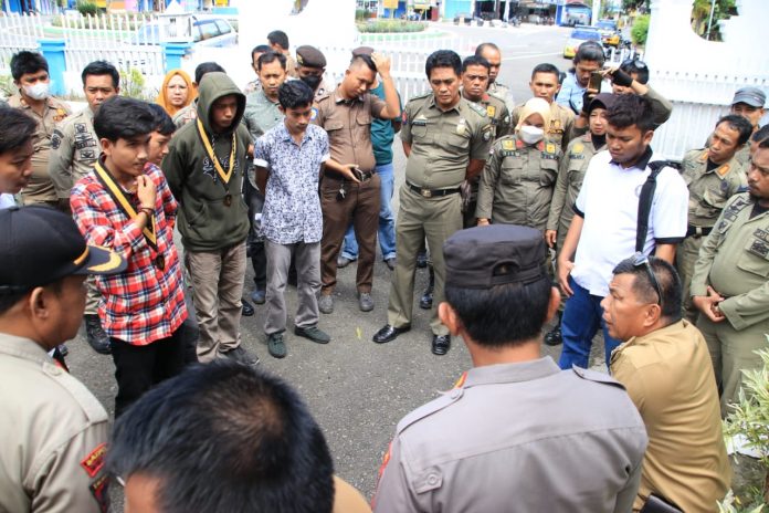 FOTO: Bupati Muchtar Ali Yusuf saat menerima Aliansi Masyarakat Bersatu (Asatu) Bulukumba di halaman kantor bupati Bulukumba. Senin, (27/6)