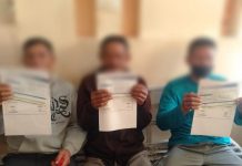 Sudah Bayar Denda Rp 1 Juta, Pemilik Datang Ambil Sapinya FOTO: Warga pemilik hewan ternak saat memperlihat bukti pembayaran denda untuk mengambil hewan ternak miliknya di Kantor Satuan Polisi Pamong Praja (Satpol PP) Bulukumba, Rabu 29 Juni 2022.