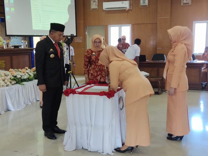 FOTO: Bupati Bulukumba Muchtar Ali Yusuf meminta pengurus Dharma Wanita Persatuan (DWP) Bulukumba untuk mampu berinovasi membantu program-program pemerintah daerah.