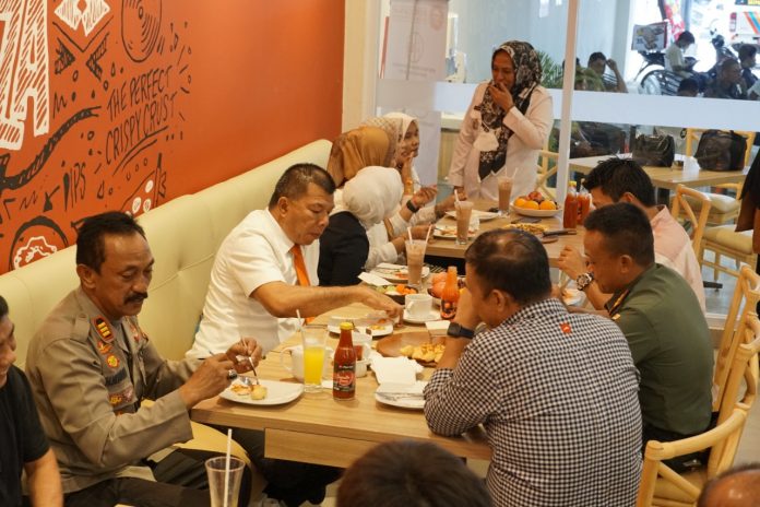 FOTO: Bupati Bulukumba Muchtar Ali Yusuf menghadiri grand opening Pizza Hut, Rabu, 30 Juni 2022.