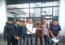 Koalisi Pemuda dan Mahasiswa Demo Dugaan Monopoli Tender Pengadaan Plat Kendaraan FOTO: Mahasiswa yang tergabung dalam Koalisi Pemuda dan mahasiswa saat diterima pihak Kejaksaan Tinggi Sulawesi. Kamis, (29/6)
