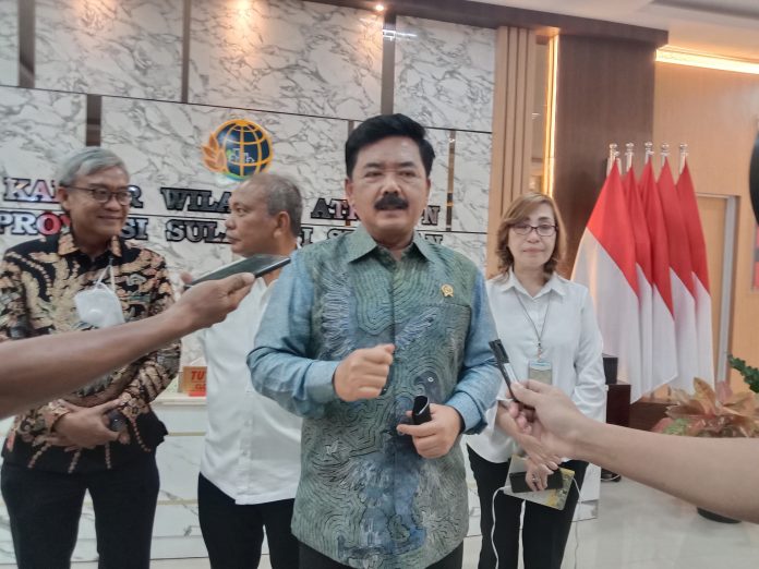 FOTO: Menteri Agraria dan Tata Ruang RI/Kepala Badan Pertanahan Nasional (ATR/BPN), Hadi Tjahjanto berkunjung ke Makassar. di Kantor Wilayah ATR/BPN Sulawesi Selatan di Jl Cendrawasih, Rabu 29 Juni 2022.