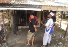 Satpol PP Bantu Warga Bongkar Rumah saat Penerbitan Pantai Merpati Bulukumba