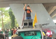 Jelang HUT Bhayangkara, GMB Desak Polres Selayar Tuntas Kasus Korupsi Bansos di Dinsos FOTO: Ketua Gerakan Mahasiswa Bersatu Sulawesi Selatan (GMB Sulsel) Isranto Buyung saat mengikuti aksi demostrasi 11 April 2022