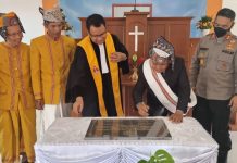 Gereja Diresmikan, Jemaat Imanuel Enrekang: Terima Kasih Pak Bupati ! FOTO: Bupati Enrekang Muslimin Bando menghadiri penahbisan peresmian Gereja Toraja Jemaat Imanuel Enrekang Jl Sultan Hasanuddin, Kelurahan Puserren, Kecamatan Enrekang, Sabtu 2 Juli 2022.