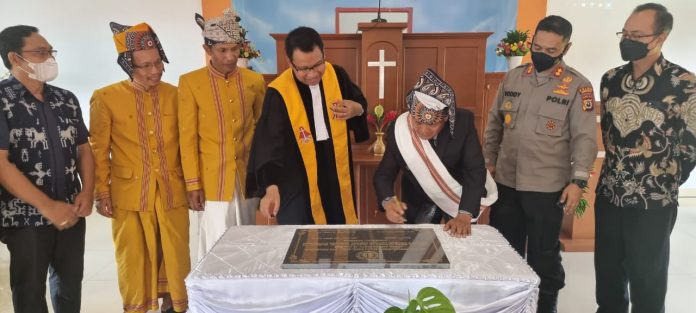 FOTO: Bupati Enrekang Muslimin Bando menghadiri penahbisan peresmian Gereja Toraja Jemaat Imanuel Enrekang Jl Sultan Hasanuddin, Kelurahan Puserren, Kecamatan Enrekang, Sabtu 2 Juli 2022.