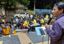 Mereka KIB, Bersatu Dalam Panggung Musik Teras Kuning Golkar Makassar FOTO: Kegiatan Teras Kuning DPD II Partai Golkar dihadrilliri organisasi sayap partai PPP dan BM PAN. Sabtu (2/7) malam.