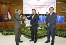 Diundang Khusus, Bupati Andi Utta Menerima Policy Brief dari Peserta PKN FOTO: Bupati Bulukumba Andi Muchtar Ali Yusuf diundang khusus sebagai kepala daerah untuk menghadiri pelepasan peserta Pelatihan Kepemimpinan Nasional (PKN) Tingkat II Angkatan ke V Pusat Pelatihan dan Pengembangan (Puslatbang) Lembaga Administrasi Negara (LAN) RI.
