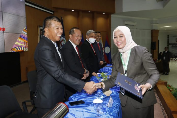 FOTO: Kepala Dinas Kebudayaan Kota Makassar Hj Andi Herfida Attas saat mengikuti Pelatihan Kepemimpinan Nasional (PKN) Tingkat II Angkat V Pustlatbang KMP LAN RI bersama dengan pejabat pimpinan tinggi Pratama lainnya dari berbagai wilayah di Indonesia.