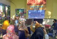 Menuju Pelayanan Inklusi, Petugas Perpustakaan Belajar Bahasa Isyarat FOTO: Kepala DKPD Andi Sri Arianti, saat melihat kegiatan di jajaran pegawai DKPD, khususnya petugas perpustakaan mengikuti pembelajaran bahasa isyarat. Senin 14 Maret 2022.