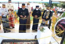 Bupati dan Wabup Bone Ziarah ke Makam Raja Bone ke-9 Lapattawe di Bulukumba FOTO: Bupati Bone Dr. H. A. Fahsar M. Padjalangi, M.Si didampingi Wakil Bupati Bone Drs. H. Ambo Dalle, MM Bersama Forkopimda Kabupaten Bone dan jajaran Pemkab Bone melaksanakan ziarah ke makam Raja Bone ke-9 La Pattawe’ Matinroe ri Bettung di Desa Dampang Kecamatan Gantarang Kabupaten Bulukumba. Selasa, (15/3)