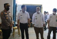 Berita PPID Bersama Kapolres, Wabup Edy Manaf Pantau Ketersediaan Minyak Goreng FOTO: Wakil Bupati Andi Edy Manaf bersama Kapolres Bulukumba AKBP Suryono Ridho Murtedjo,S.IK.,M.Si, serta Kepala Dinas Perdagangan, Perindustrian, Koperasi, Usaha Kecil dan Menengah, Munthasir Nawir, melakukan pemantauan ketersediaan minyak goreng di beberapa lokasi. Minggu, (6/3)