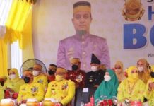 Hari Jadi Bone, Andi Utta Tampil Beda dengan Busana Adat Ammatoa FOTO: Hari Jadi Bone, Bupati Bulukumba Andi Muchtar Ali Yusuf tampak mencolok karena mengenakan busana dengan balutan nuansa hitam. Senin, (28/3)