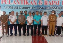 Dilantik sebagai Ketua Askab PSSI Bulukumba, H Amry: Profesional dan Prestasi Harus Diraih FOTO: Ketua Asosiasi Kabupaten Persatuan Sepakbola Seluruh Indonesia (PSSI) Bulukumba H Amry dan jajaran pengurus periode 2021-2025 resmi dilantik, Selasa 29 Maret 2022.