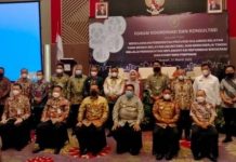Wujudkan Reformasi Birokrasi, Bupati Andi Utta Tandatangani Komitmen dan Kesanggupan Implementasinya FOTO: Bersama kepala daerah lainnya, Bupati Bulukumba Muchtar Ali Yusuf menghadiri Forum Koordinasi dan Konsultasi Reformasi Birokrasi. Kamis,(31/3)