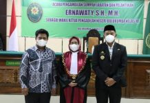 Bupati Andi Utta Hadiri Pelantikan Wakil Ketua Pengadilan Negeri Bulukumba FOTO: Bupati Bulukumba Muchtar Ali Yusuf menghadiri pengambilan sumpah jabatan dan pelantikan Ernawaty, SH, MH, sebagai Wakil Ketua Pengadilan Negeri (PN) Bulukumba Kelas IB. Jumat, (1/4)