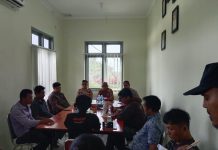 Diduga Cemarkan Lingkungan Warga Burau Datangi PT. MPA FOTO: Aliansi Masyarakat Burau Peduli Lingkungan melakukan aksi demonstrasi di depan PT. Mandiri Palmera Agrindo (PT.MPA) di Desa Asanah, Kecamatan Burau, Kabupaten Luwu Timur. Pada Senin, 4 Juli 2022.