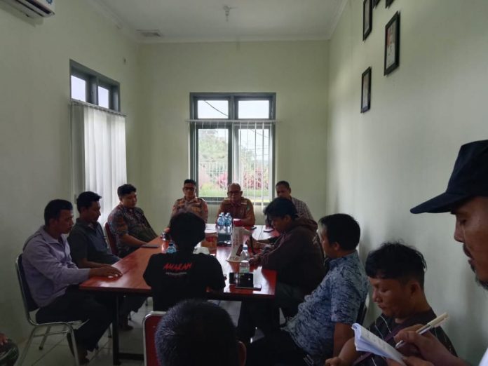 FOTO: Aliansi Masyarakat Burau Peduli Lingkungan melakukan aksi demonstrasi di depan PT. Mandiri Palmera Agrindo (PT.MPA) di Desa Asanah, Kecamatan Burau, Kabupaten Luwu Timur. Pada Senin, 4 Juli 2022.