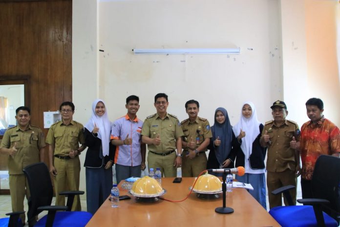 FOTO: Wakil Bupati Bulukumba Andi Edy Manaf saat foto bersama dengan Perkemahan Ilmiah Remaja (PIR) Tingkat Nasional.