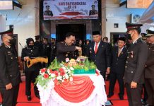 Bupati Andi Utta Hadiri Upacara Peringatan Hari Bhayangkara ke 76 di Mapolres Bulukumba FOTO: Kapolres Bulukumba AKBP Suryono Ridho Murtedjo saat memotong Nasi Tumpeng disaksikan Bupati dan Forkopimda Bulukumba. Selasa, (7/7)