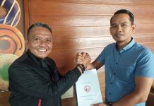Zulkifli Tahir Terima Mandat Sebagai Ketua PRUI Kota Makassar FOTO: Ketua Pengurus Provinsi Persatuan Rugby Union Indonesia (PRUI) Sulawesi Selatan, Harmansyah menyerahkan mandat kepengurusan PRUI kota Makassar kepada Zulkifli Tahir paling kanan. Selasa, (7/7/2022)