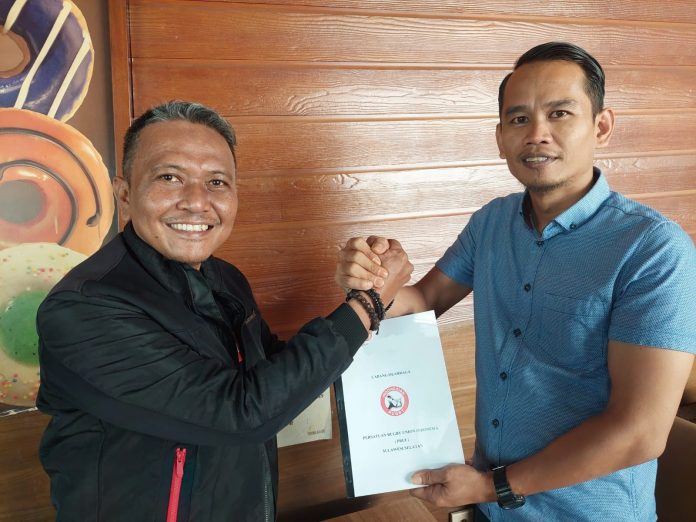 FOTO: Ketua Pengurus Provinsi Persatuan Rugby Union Indonesia (PRUI) Sulawesi Selatan, Harmansyah menyerahkan mandat kepengurusan PRUI kota Makassar kepada Zulkifli Tahir paling kanan. Selasa, (7/7/2022)