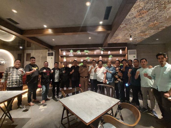 FOTO: Ketua Umum Dr. Alimuddin didampingi Sekretaris Jenderal Pengurus Pusat Kerukunan Keluarga Turatea (PP KKT) Jeneponto Abdul Rachmat Noer usai mengelar rapat di Fireflies Coffee Jl. Hertasning, Makassar. Selasa, (5/7)