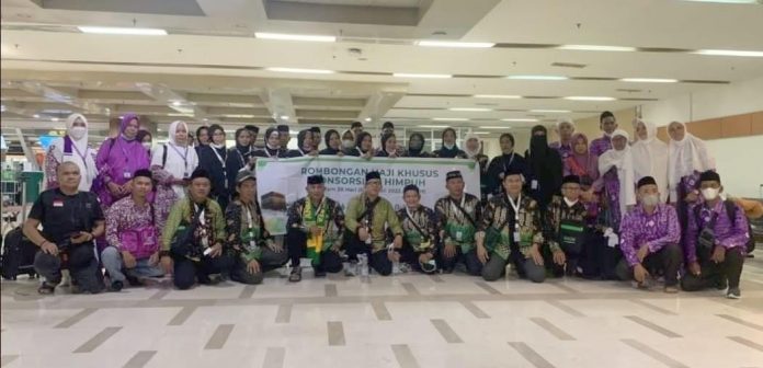 FOTO: Konsorsium Himpunan Penyelenggara Umrah dan Haji Khusus (himpuh) terdiri 8 travel yakni Pantravel, Pacto, An Nur, Pesona, Anmar Binawisata, Gaciken dan Tazkiyah memberangkatkan 90 calon jamaah haji dengan protokol kesehatan super ketat, ujar haji Ahmad Yani Fachruddin Direktur Utama Tazkiyah Travel. Selasa, 5 Juli 2022.