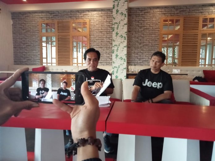 FOTO: Fadhly Anwar dan Ayyub Absro saat memberikan keterangan pers terkait hasil seleksi Direksi PDAM Makassar. Jumat, (8/7/2022)