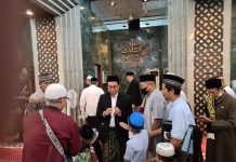Rektor Unhas Khatib Shalat Idul Adha di Masjid Al-Markaz Al-Islami Makassar FOTO: Rektor Universitas Hasanuddin Prof. Dr. Ir. Jamaluddin Jompa, M.Sc., beserta keluarga melaksanakan shalat Idul Adha 1443 H di Masjid Al-Markaz Al-Islami Jendral M. Jusuf, Jl Masjid Raya, Makassar, Minggu (10/7).