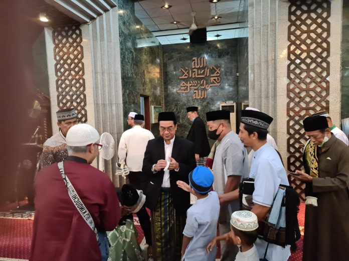 IMG-20220710-WA0055 FOTO: Rektor Universitas Hasanuddin Prof. Dr. Ir. Jamaluddin Jompa, M.Sc., beserta keluarga melaksanakan shalat Idul Adha 1443 H di Masjid Al-Markaz Al-Islami Jendral M. Jusuf, Jl Masjid Raya, Makassar, Minggu (10/7).